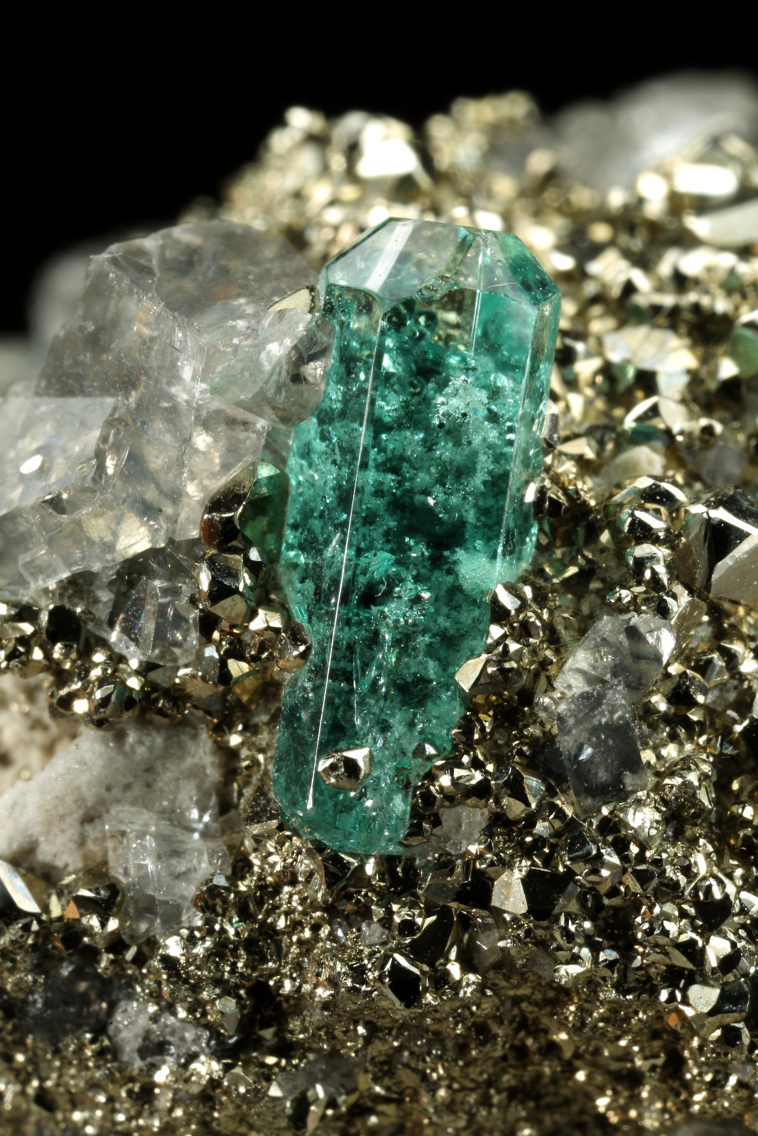 Beryl (variety emerald), Dolomite, Pyrite
68x66x35mm, xls up to 10mm
(Autor: Fiebre Verde)