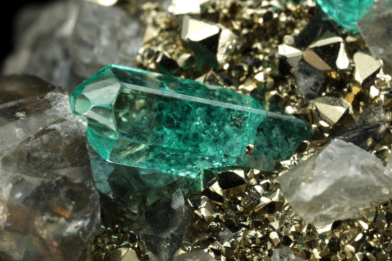 Beryl (variety emerald), Dolomite, Pyrite
68x66x35mm, xls up to 10mm
(Autor: Fiebre Verde)