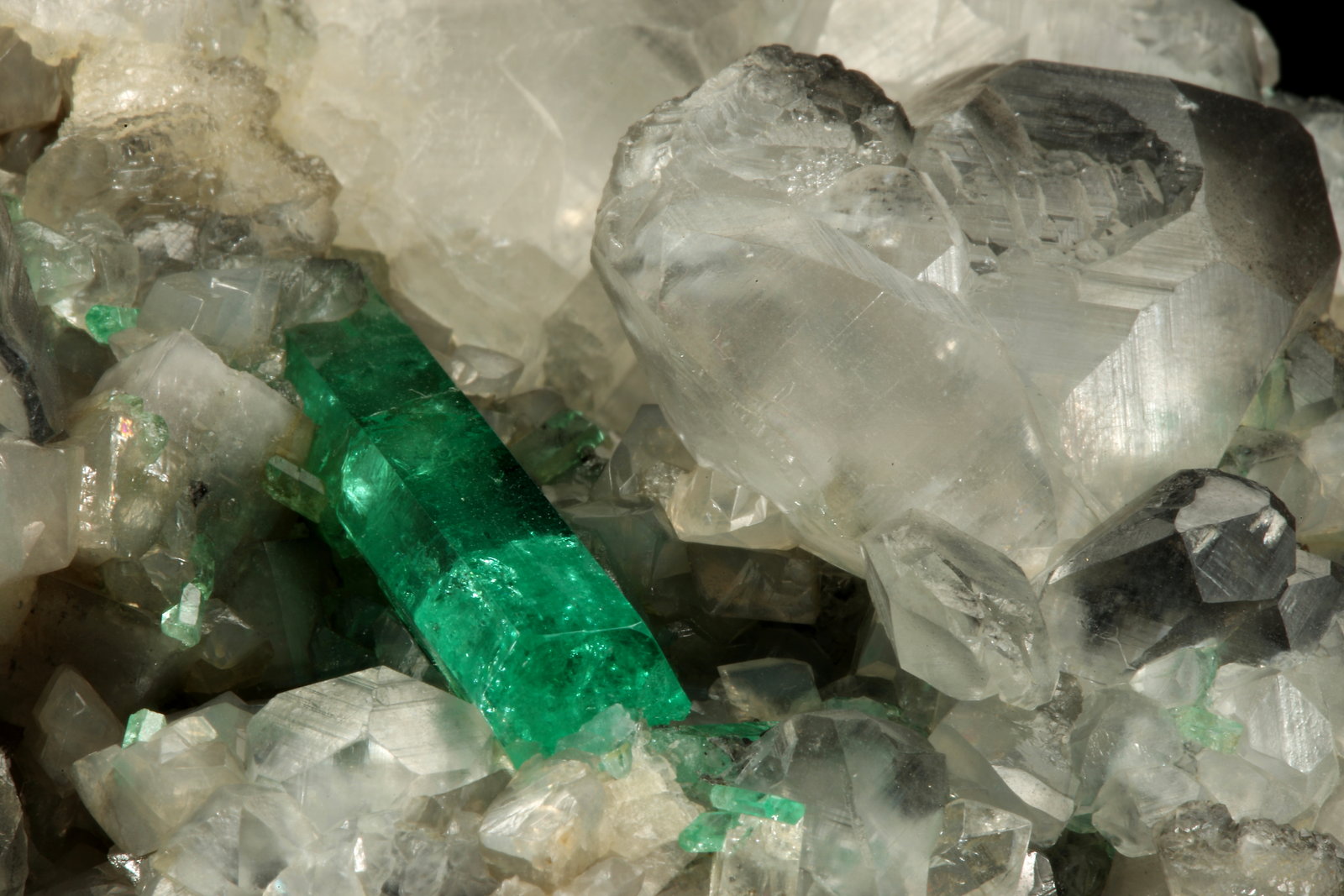 Beryl (variety emerald), Calcite
110x85x85mm, xl=30mm
(Autor: Fiebre Verde)