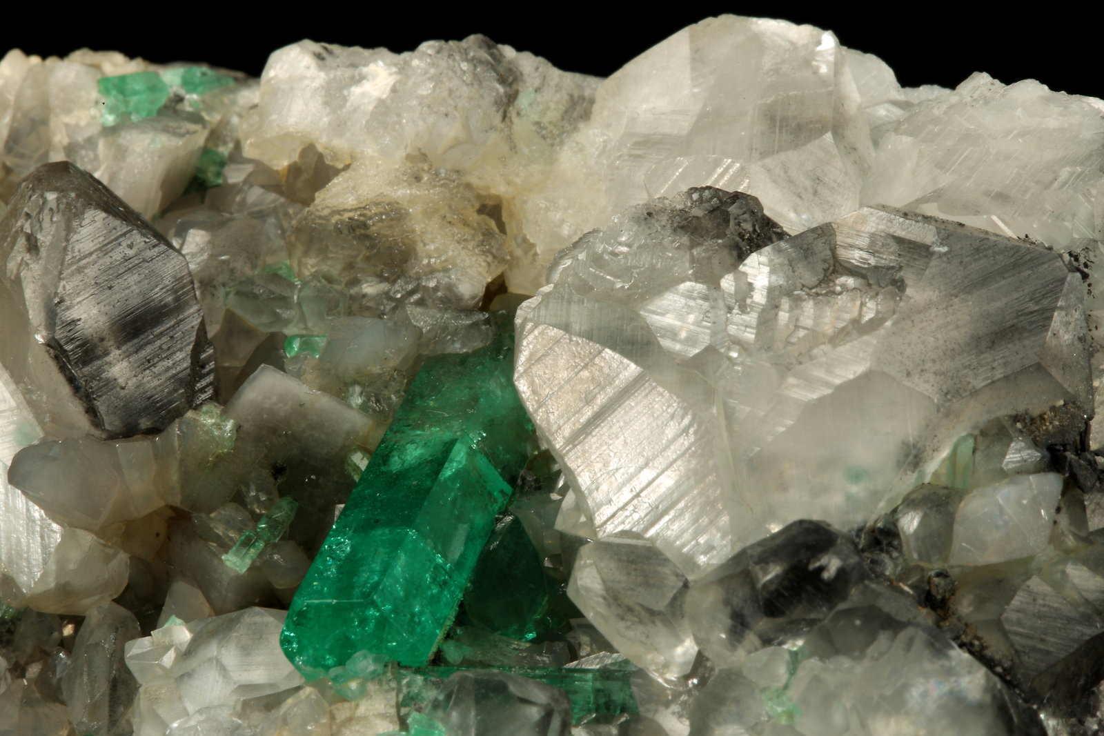 Beryl (variety emerald), Calcite
110x85x85mm, xl=30mm
(Autor: Fiebre Verde)