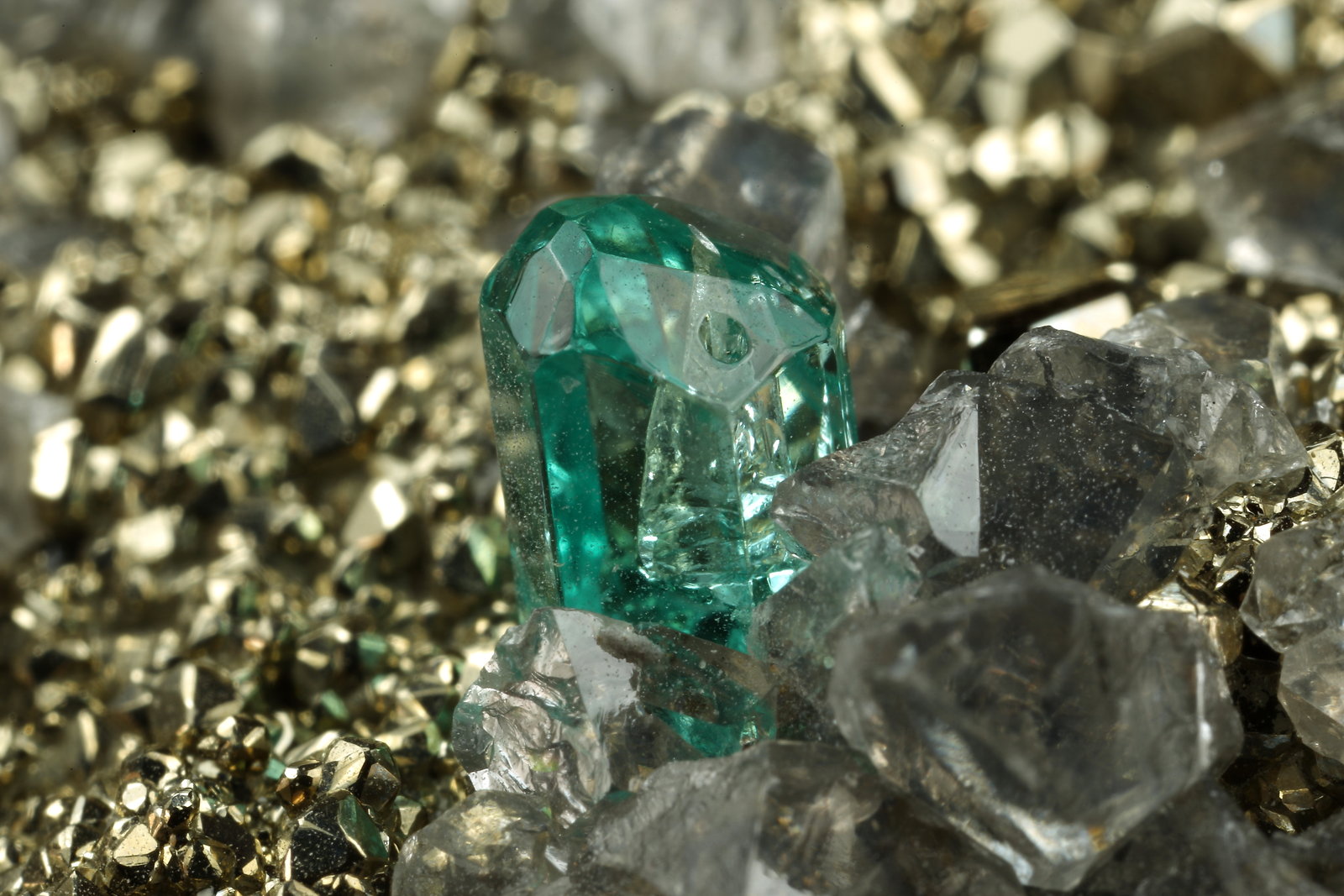 Beryl (variety emerald), Dolomite, Pyrite
68x66x35mm, xls up to 10mm
(Autor: Fiebre Verde)