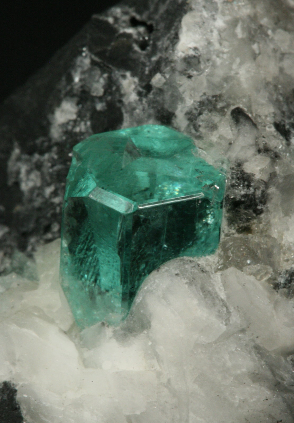 Beryl (variety emerald), Calcite
38x24x33mm
(Autor: Fiebre Verde)