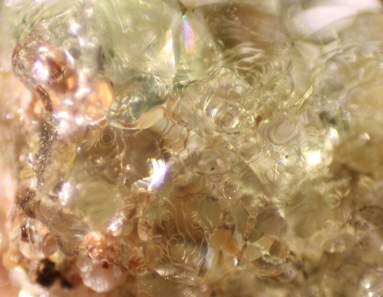 Opal (variety hyalite)
FOV 8 mm
(Autor: Firmo Espinar)
