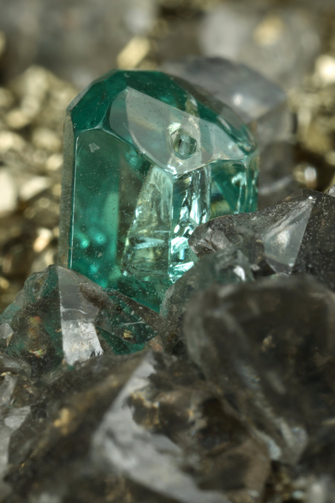 Beryl (variety emerald), Dolomite, Pyrite
68x66x35mm, xls up to 10mm
(Autor: Fiebre Verde)