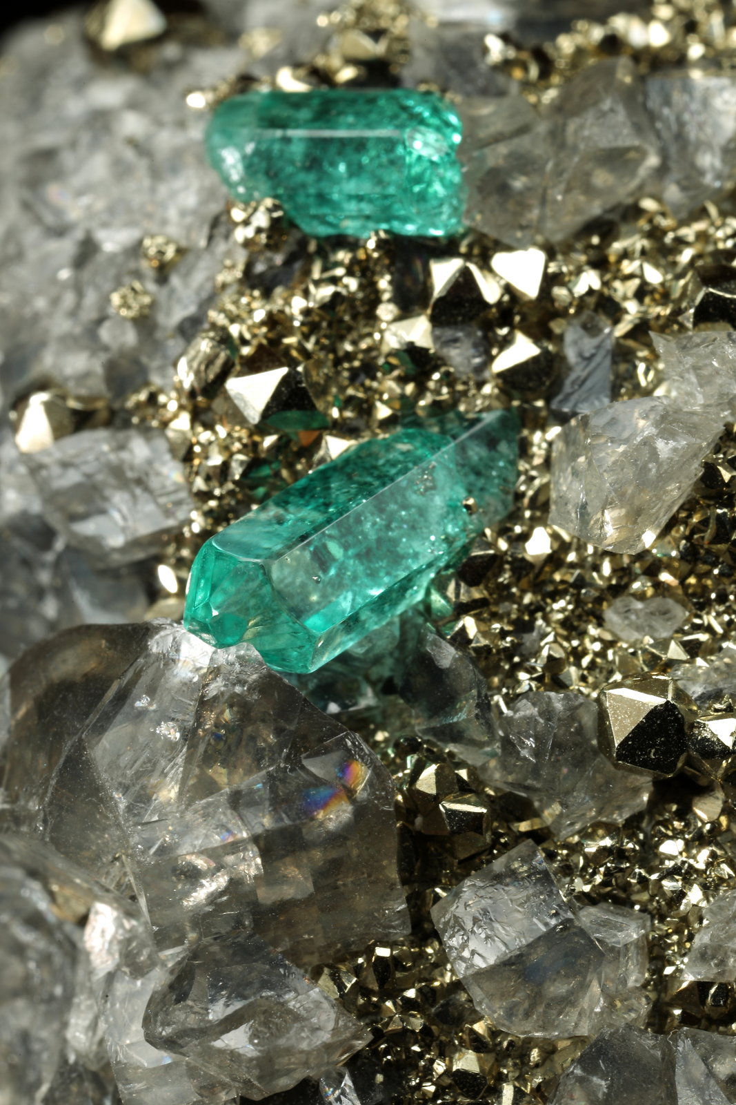 Beryl (variety emerald), Dolomite, Pyrite
68x66x35mm, xls up to 10mm
(Autor: Fiebre Verde)
