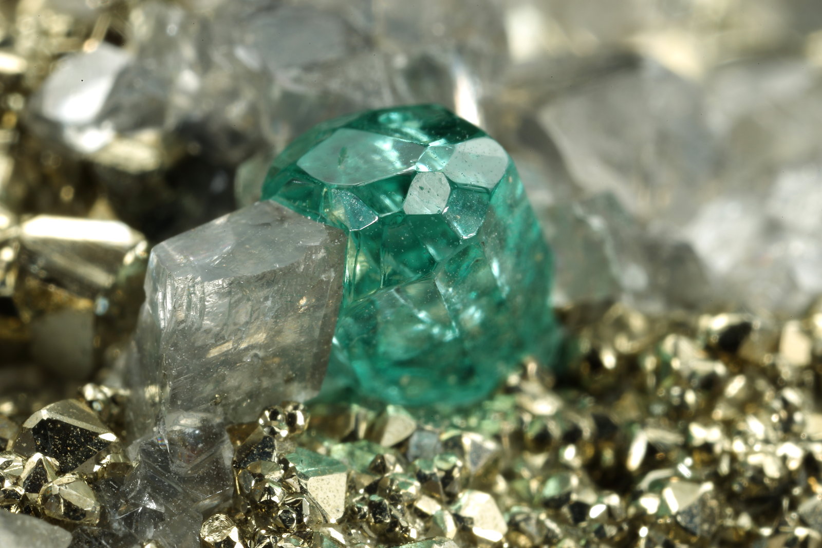 Beryl (variety emerald), Dolomite, Pyrite
68x66x35mm, xls up to 10mm
(Autor: Fiebre Verde)