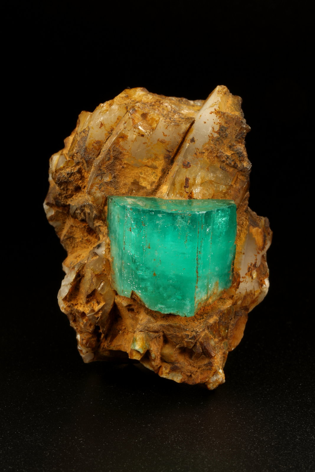 Beryl (variety emerald), Quartz
37x48x41mm, xl=17x20mm
(Autor: Fiebre Verde)
