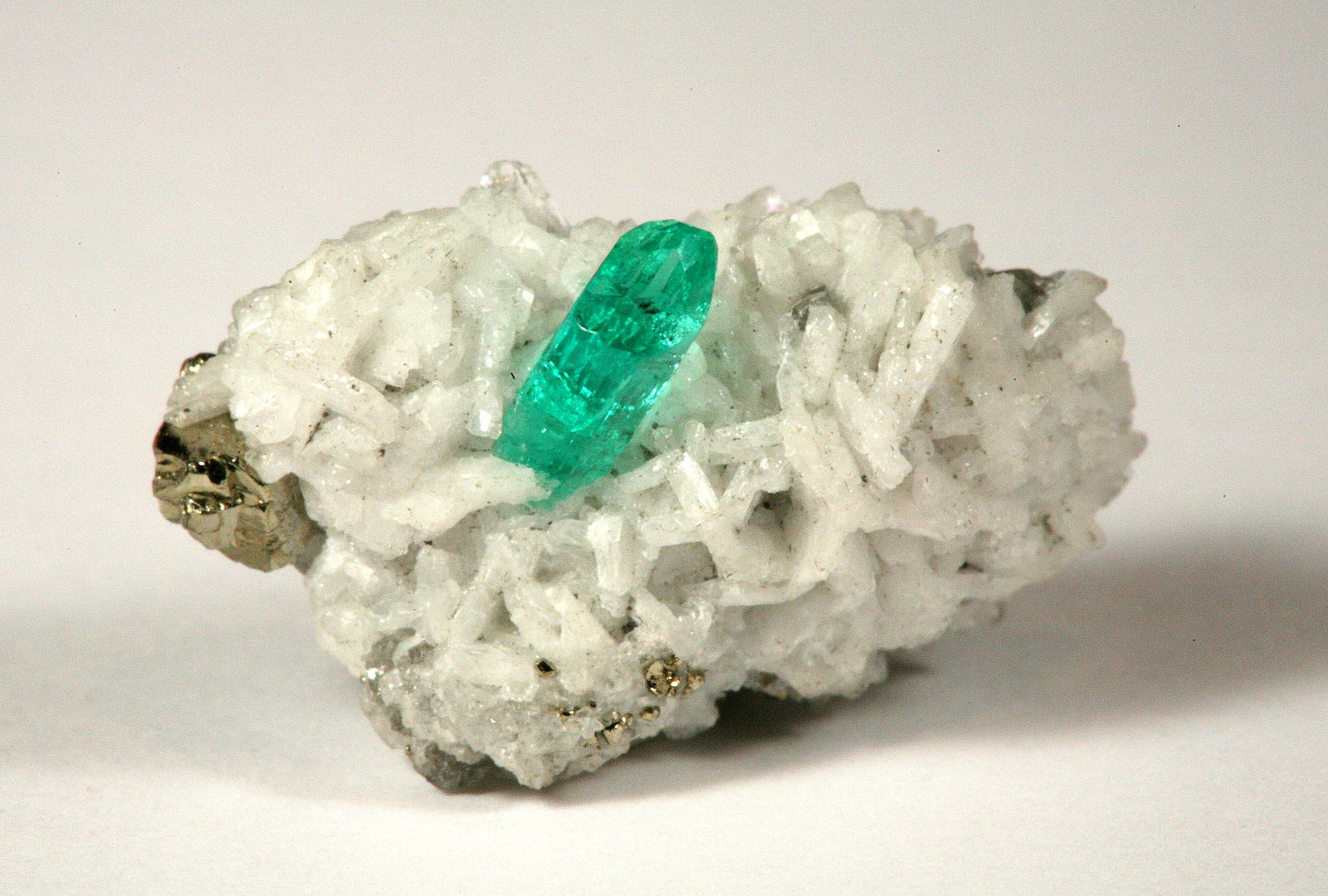 Beryl (variety emerald), Albite (variety cleavelandite), Pyrite
24x13x11mm, xl=6mm
(Autor: Fiebre Verde)