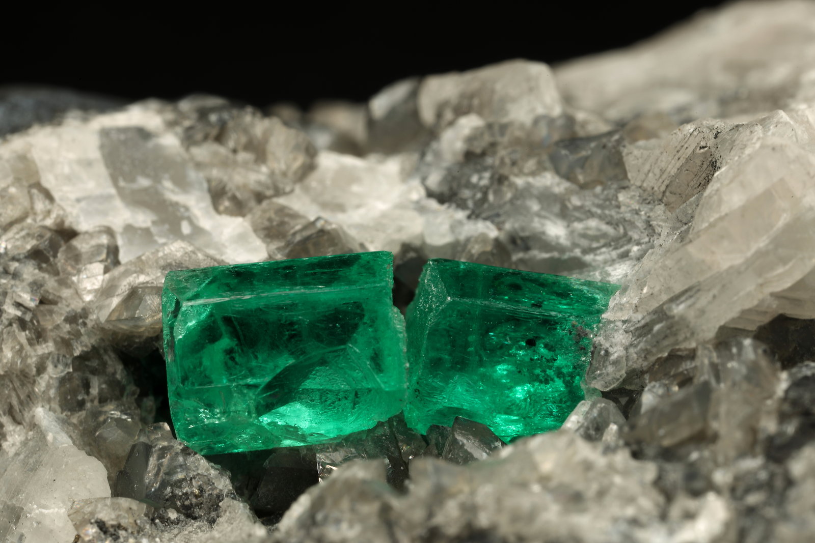 Beryl (variety emerald), Calcite
60x55x80mm, xl=6+8mm
(Autor: Fiebre Verde)