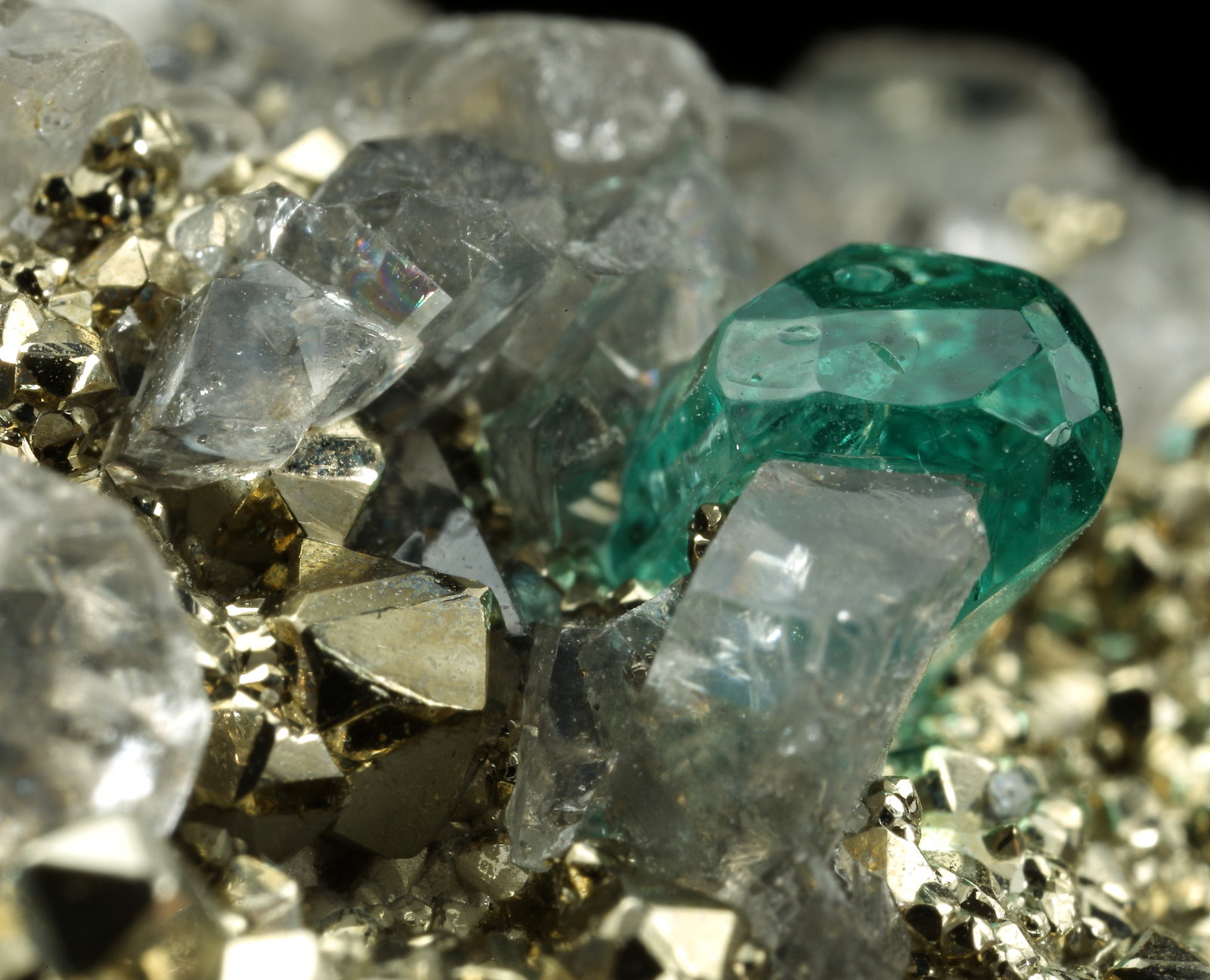 Beryl (variety emerald), Dolomite, Pyrite
68x66x35mm, xls up to 10mm
(Autor: Fiebre Verde)