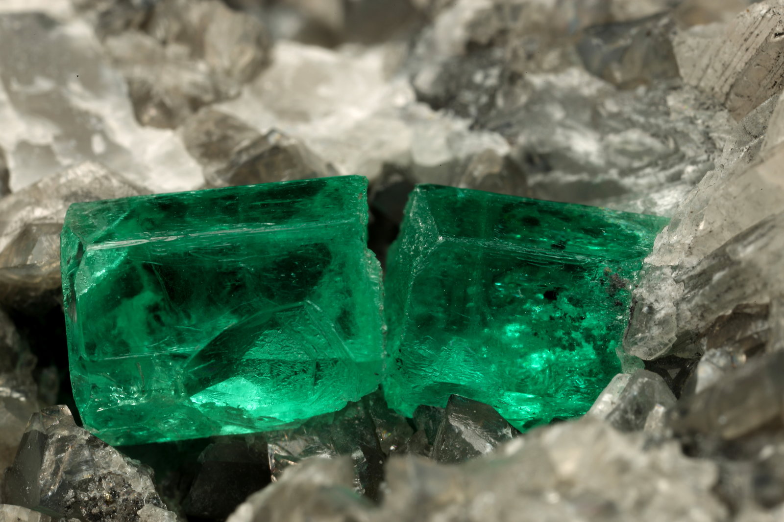 Beryl (variety emerald), Calcite
60x55x80mm, xl=6+8mm
(Autor: Fiebre Verde)