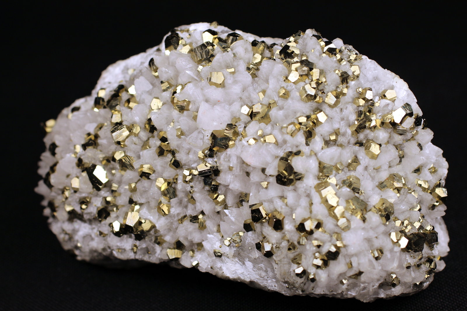 Pyrite, Calcite
8.7 x 5.5 x 2.9 centimeters
(Autor: Ricardo Melendez)
