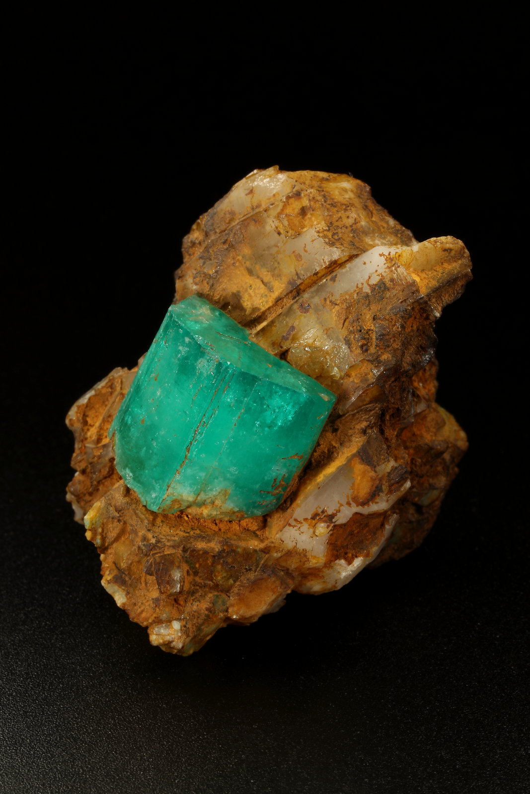 Beryl (variety emerald), Quartz
37x48x41mm, xl=17x20mm
(Autor: Fiebre Verde)