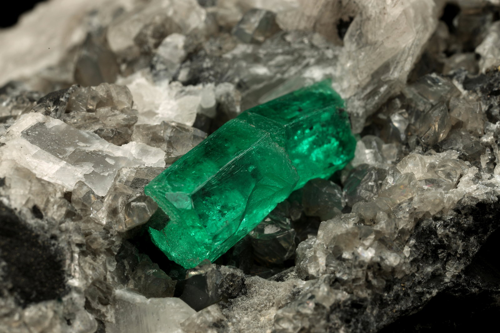 Beryl (variety emerald), Calcite
60x55x80mm, xl=6+8mm
(Autor: Fiebre Verde)