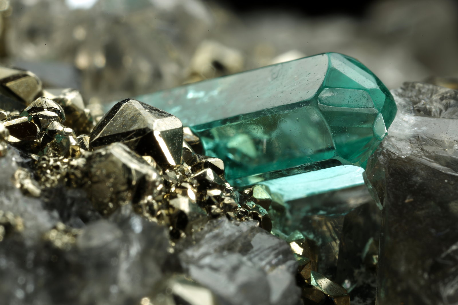 Beryl (variety emerald), Dolomite, Pyrite
68x66x35mm, xls up to 10mm
(Autor: Fiebre Verde)