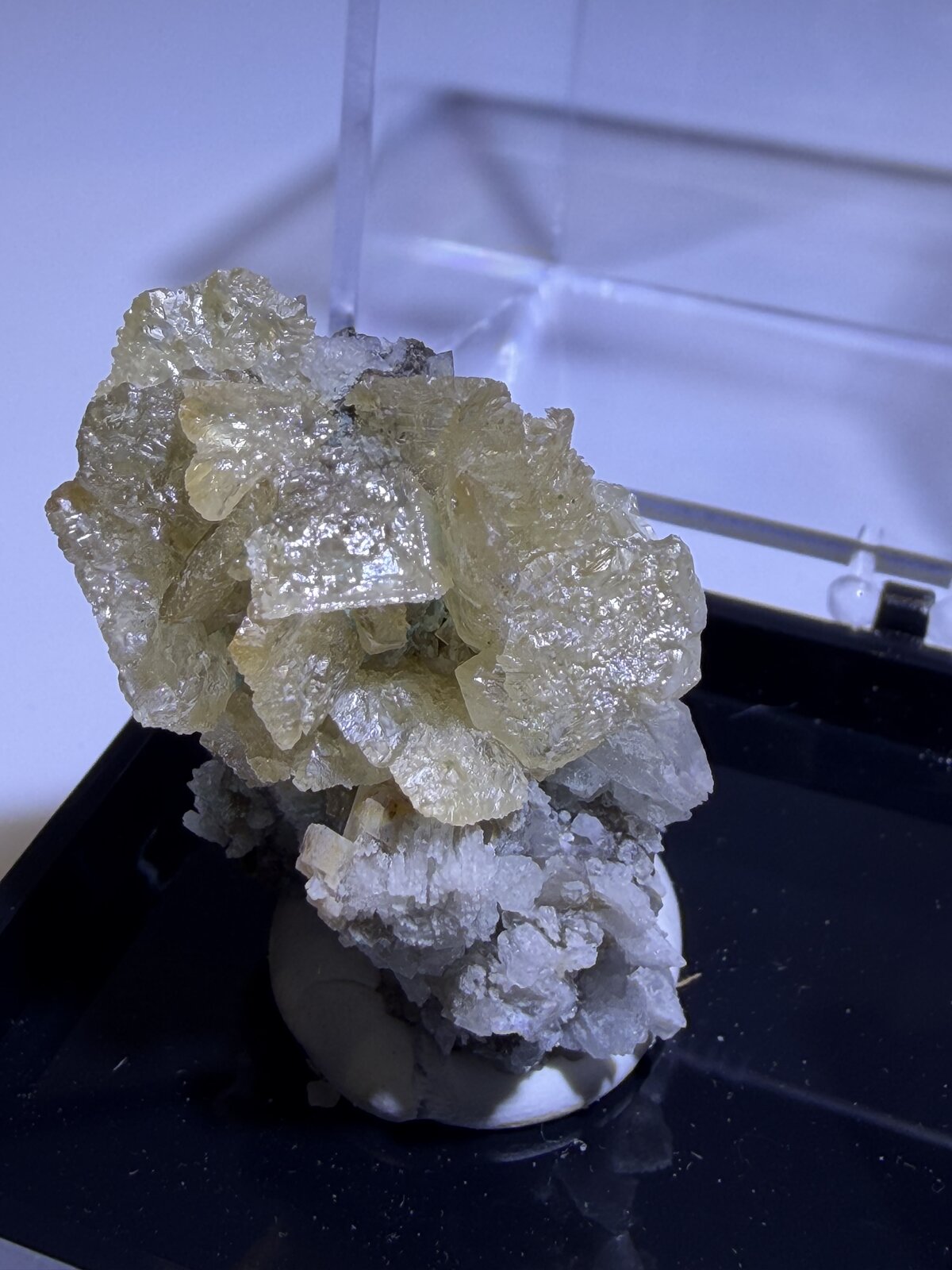 Wulfenite
Qingyuan Prefecture, Guangdong Province, China
39mm x 13mm x 23mm
(Autor: QT.JojoGuo)