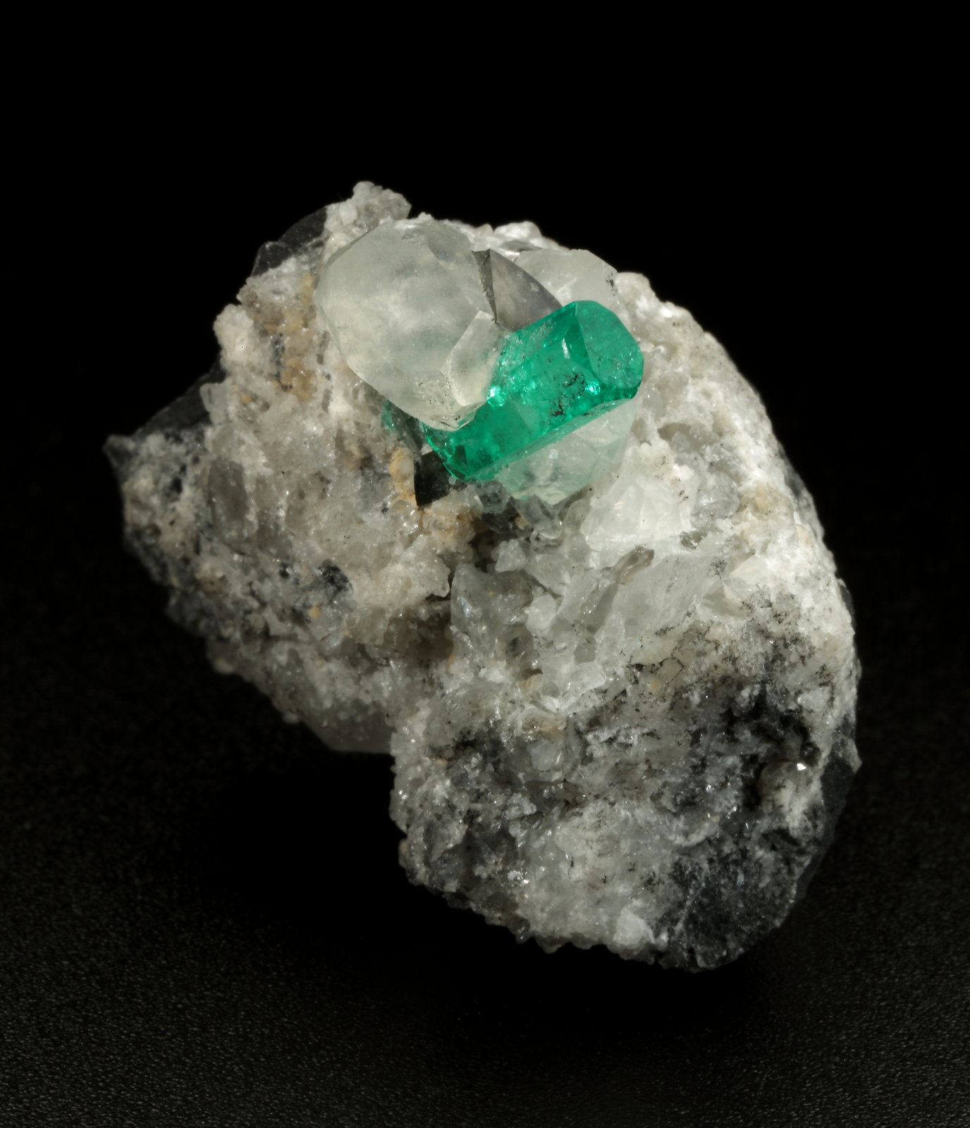 Beryl (variety emerald), Calcite, Dolomite
32x28x22mm, xl=11mm
(Autor: Fiebre Verde)