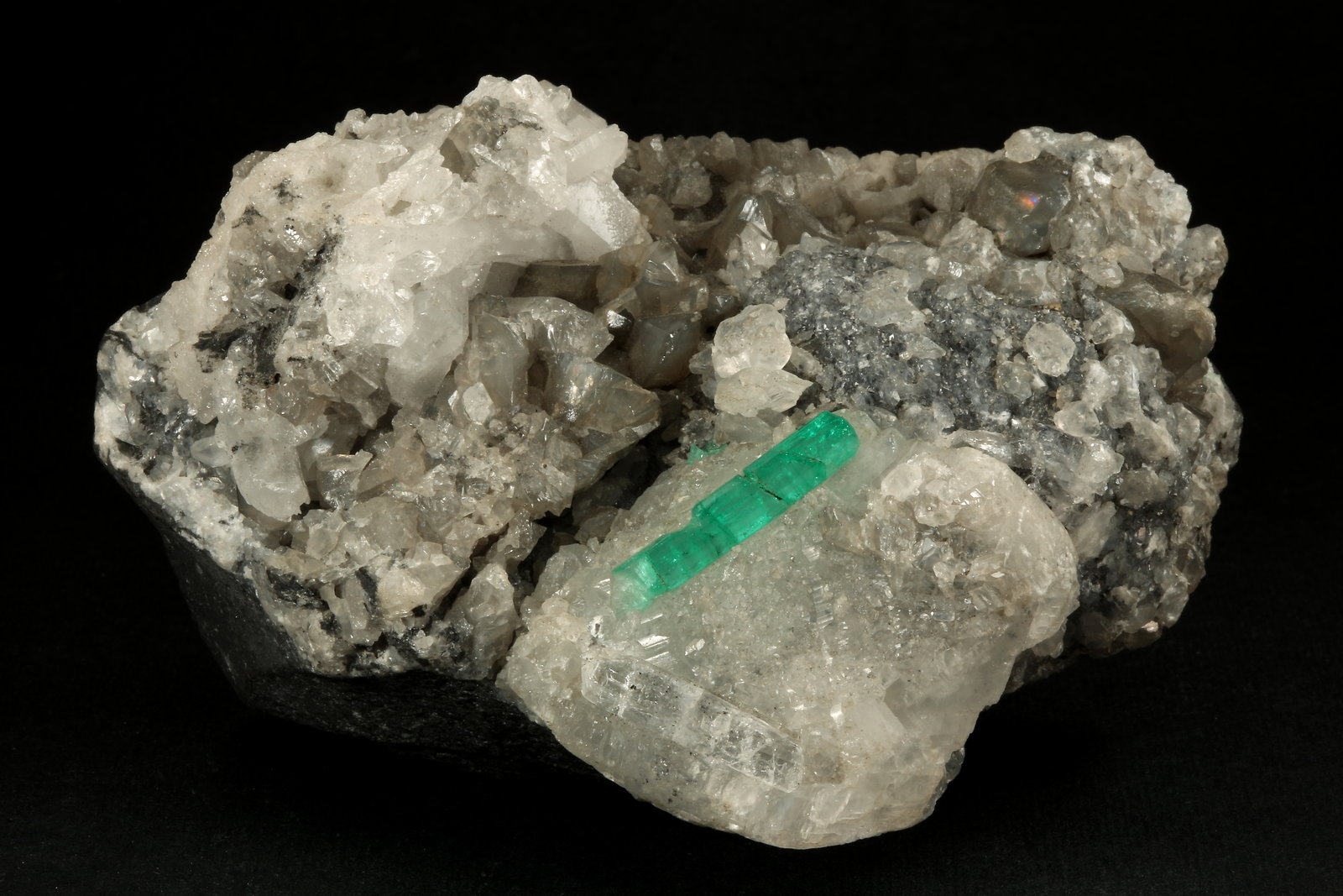 Beryl (variety emerald), Calcite, Pyrite, Quartz
105x65x60mm, xl=24mm
(Autor: Fiebre Verde)