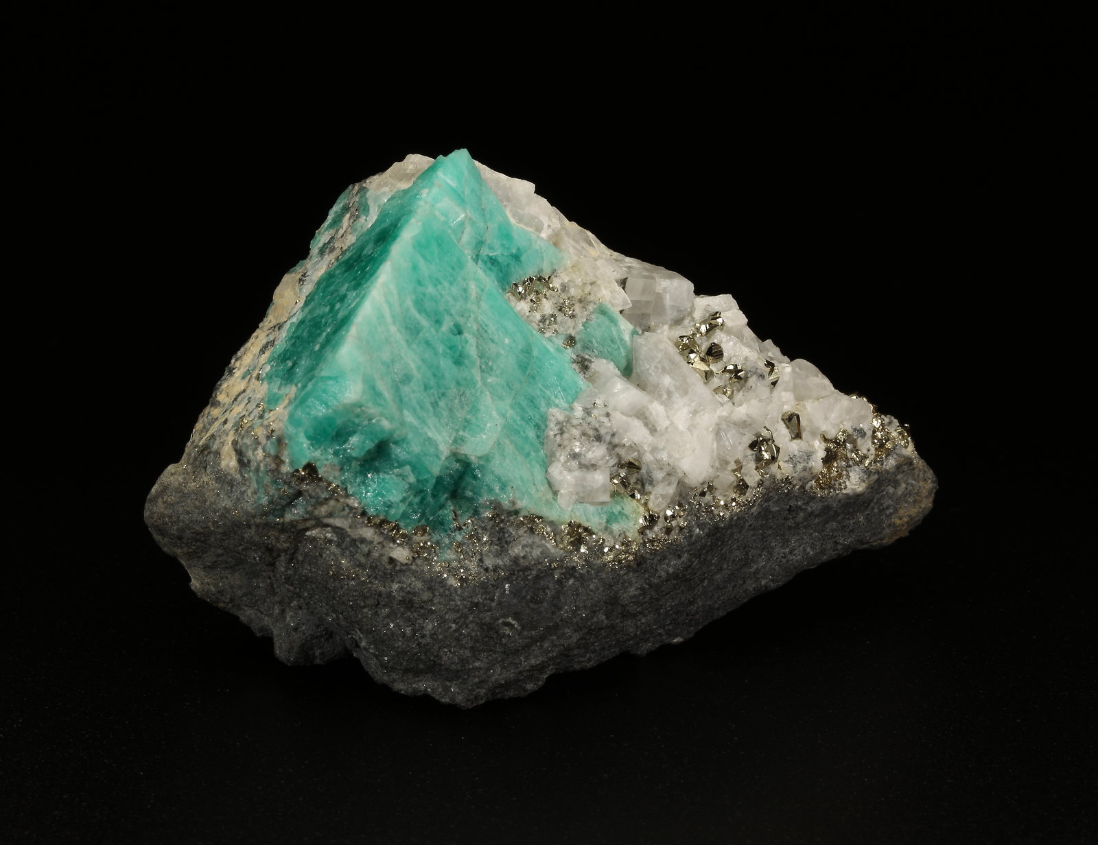 Beryl (variety emerald), Calcite, Pyrite
55x36x35mm, xl=24x20mm
(Autor: Fiebre Verde)