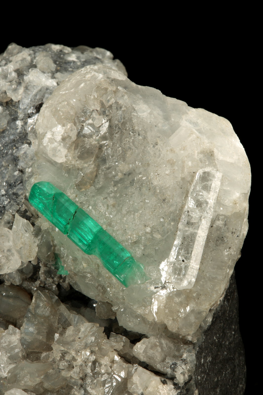 Beryl (variety emerald), Calcite, Pyrite, Quartz
105x65x60mm, xl=24mm
(Autor: Fiebre Verde)