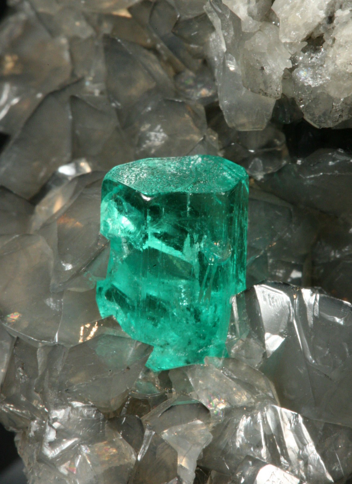 Beryl (variety emerald), Calcite
Detail - FOV=2.5cm
(Autor: Fiebre Verde)