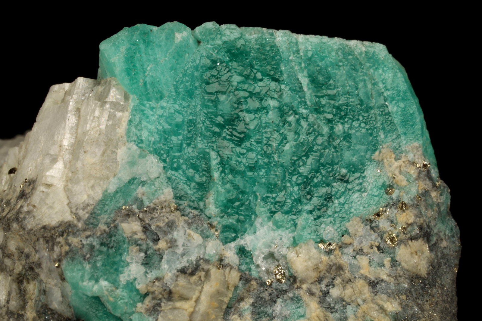 Beryl (variety emerald), Calcite, Pyrite
55x36x35mm, xl=24x20mm
(Autor: Fiebre Verde)
