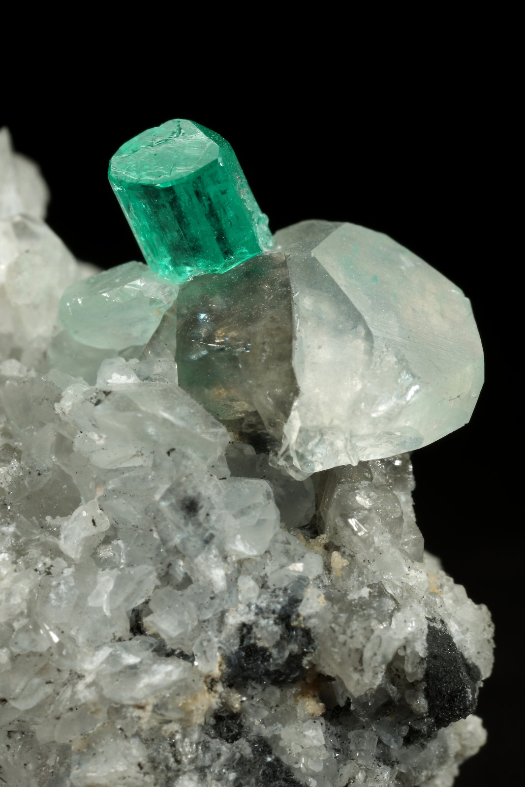 Beryl (variety emerald), Calcite, Dolomite
32x28x22mm, xl=11mm
(Autor: Fiebre Verde)