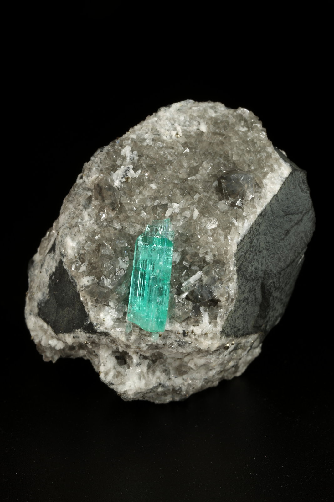 Beryl (variety emerald), Calcite, Dolomite, Pyrite
32x41x31mm, xl=15mm
(Autor: Fiebre Verde)