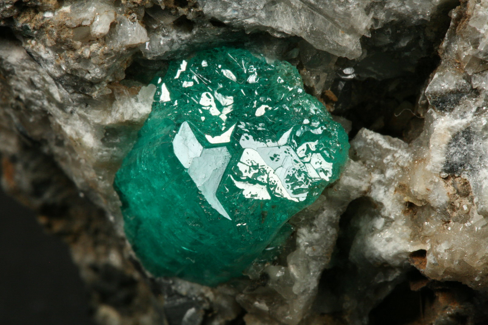 Beryl (variety emerald), Calcite
Detail - FOV=2.5cm
(Autor: Fiebre Verde)
