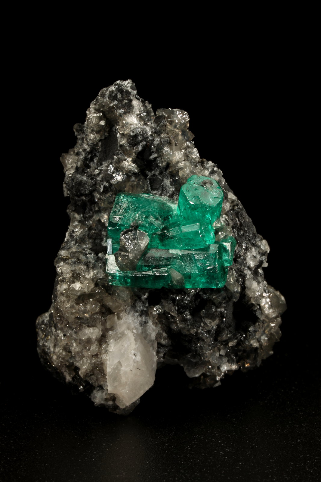 Beryl (variety emerald), Calcite
27x40x31mm, aggregate=15x13mm
(Autor: Fiebre Verde)