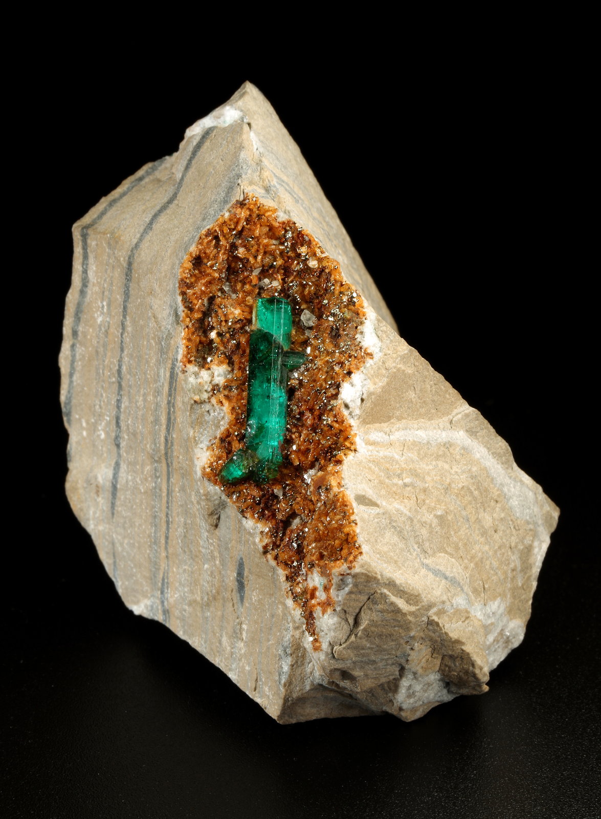 Beryl (variety emerald), Albite (variety cleavelandite), Dolomite, Pyrite
50x67x50mm, main xl=18mm
(Autor: Fiebre Verde)