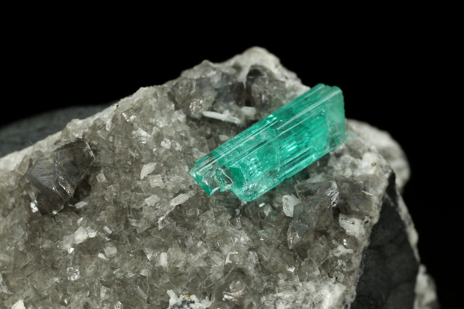 Beryl (variety emerald), Calcite, Dolomite, Pyrite
32x41x31mm, xl=15mm
(Autor: Fiebre Verde)
