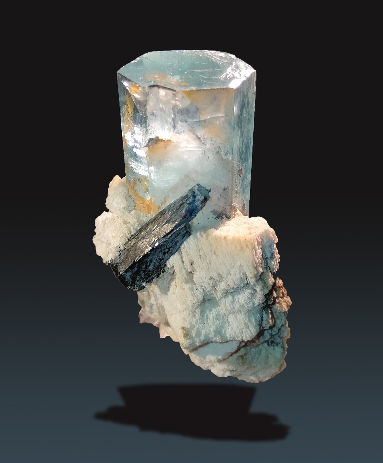Beryl (variety aquamarine) with Schorl and Orthoclase
27 mm x 44 mm x 22 mm
(Autor: Firmo Espinar)