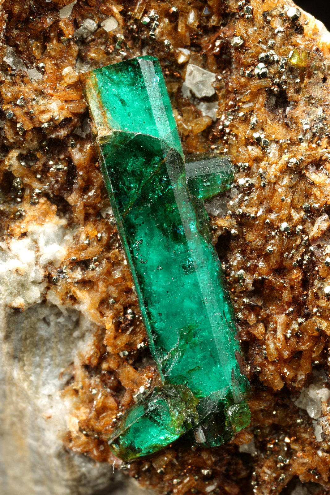 Beryl (variety emerald), Albite (variety cleavelandite), Dolomite, Pyrite
50x67x50mm, main xl=18mm
(Autor: Fiebre Verde)