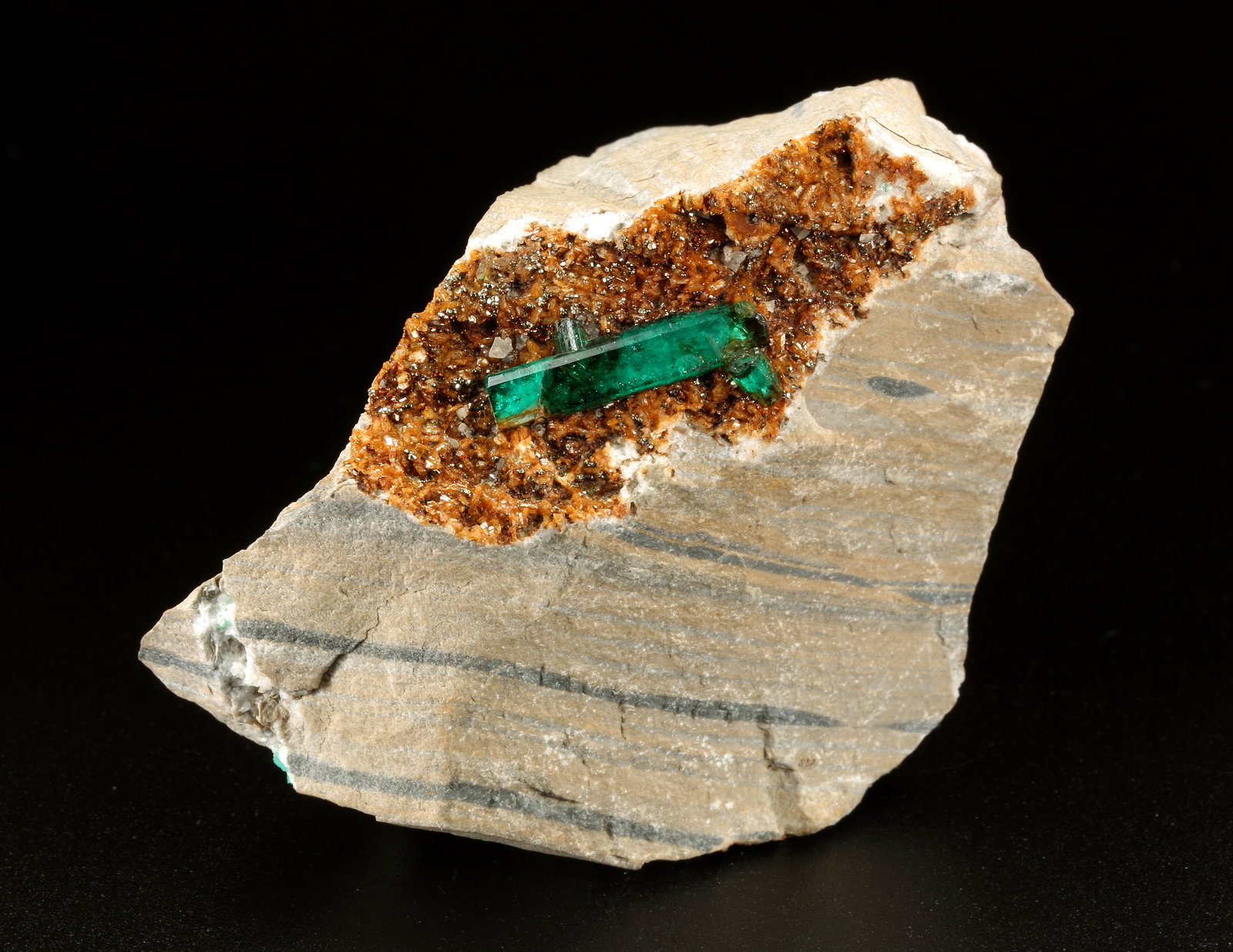 Beryl (variety emerald), Albite (variety cleavelandite), Dolomite, Pyrite
50x67x50mm, main xl=18mm
(Autor: Fiebre Verde)
