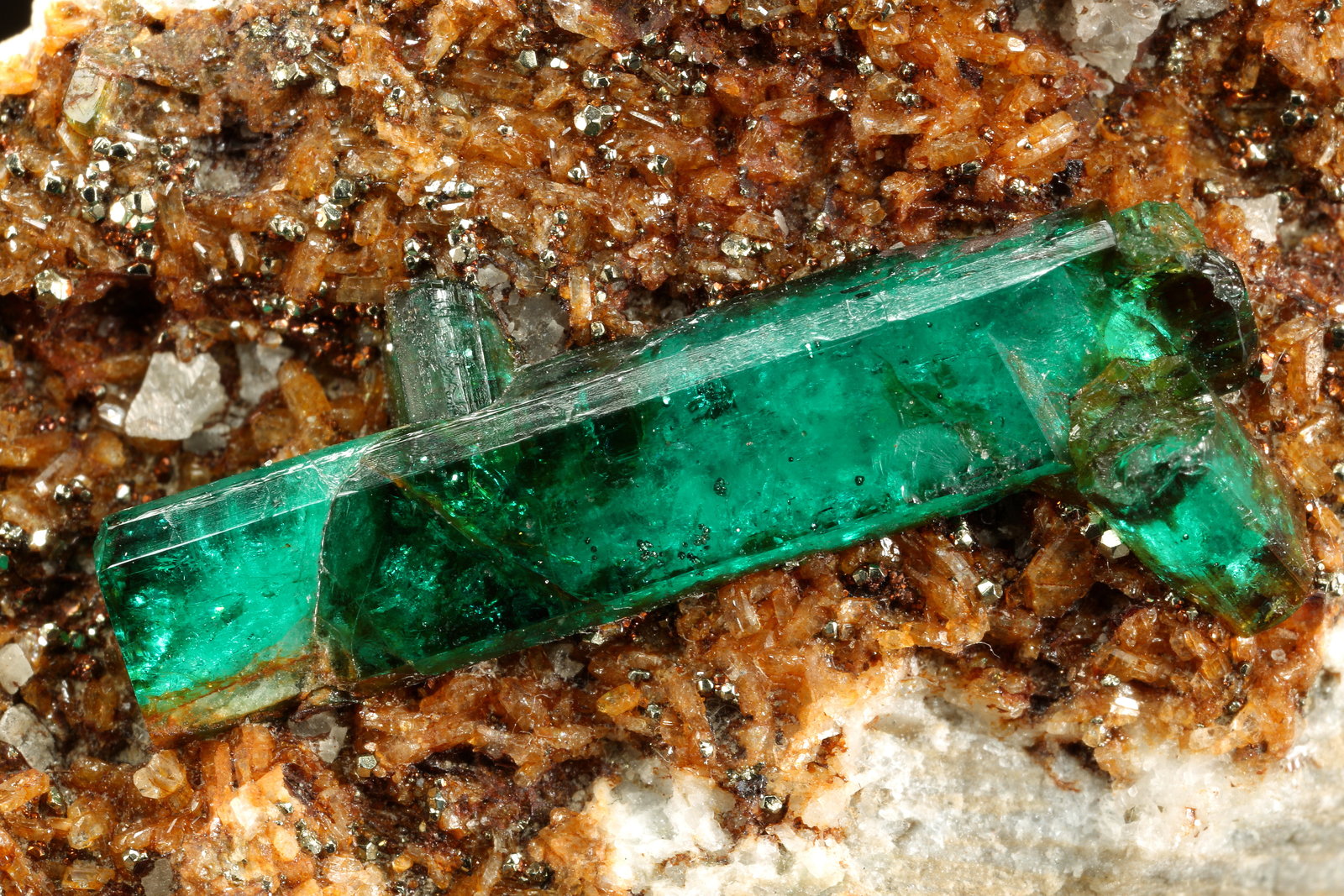 Beryl (variety emerald), Albite (variety cleavelandite), Dolomite, Pyrite
50x67x50mm, main xl=18mm
(Autor: Fiebre Verde)