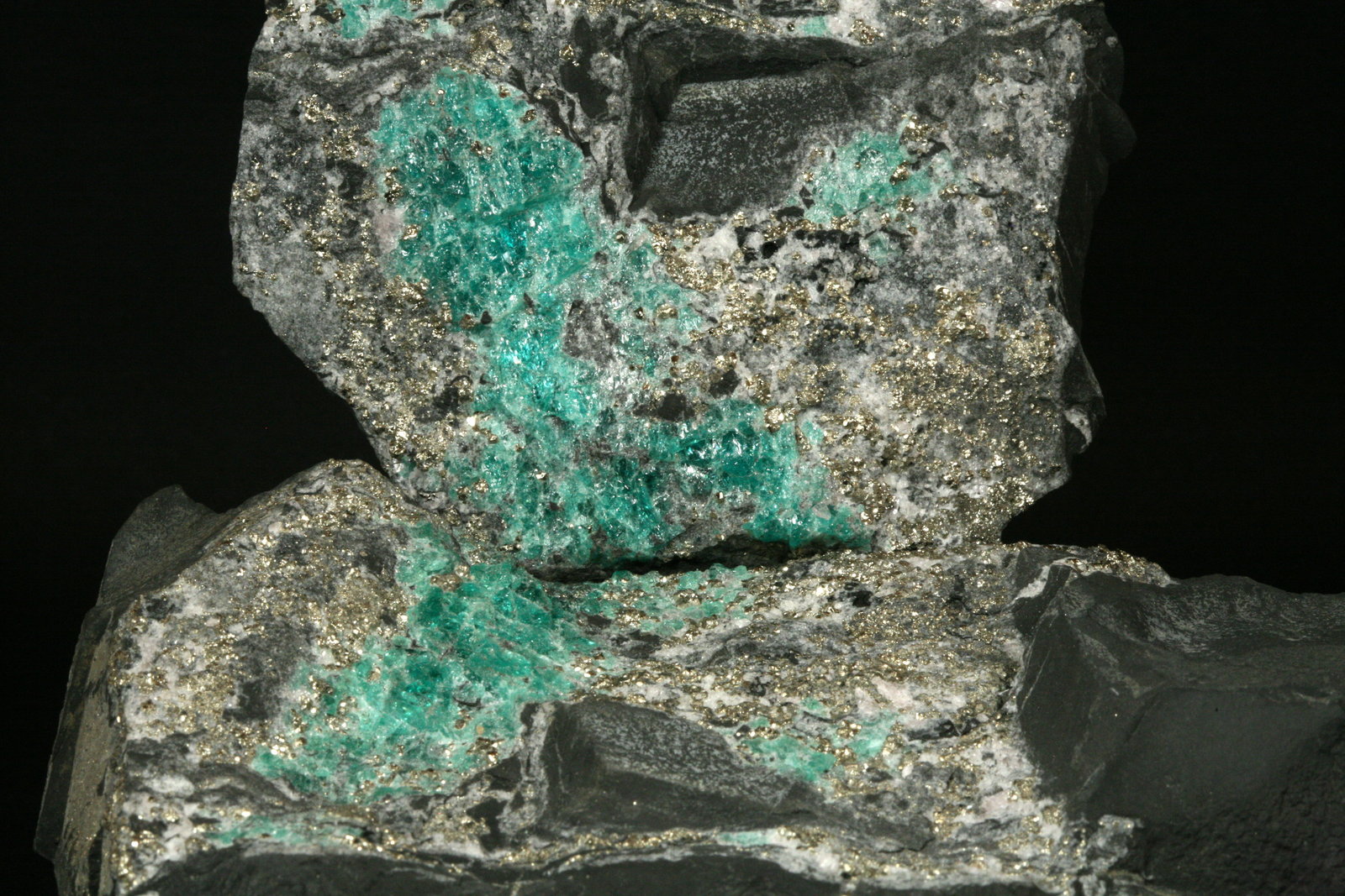 Beryl (variety emerald) with Pyrite
Detail - FOV 12cm
(Autor: Fiebre Verde)