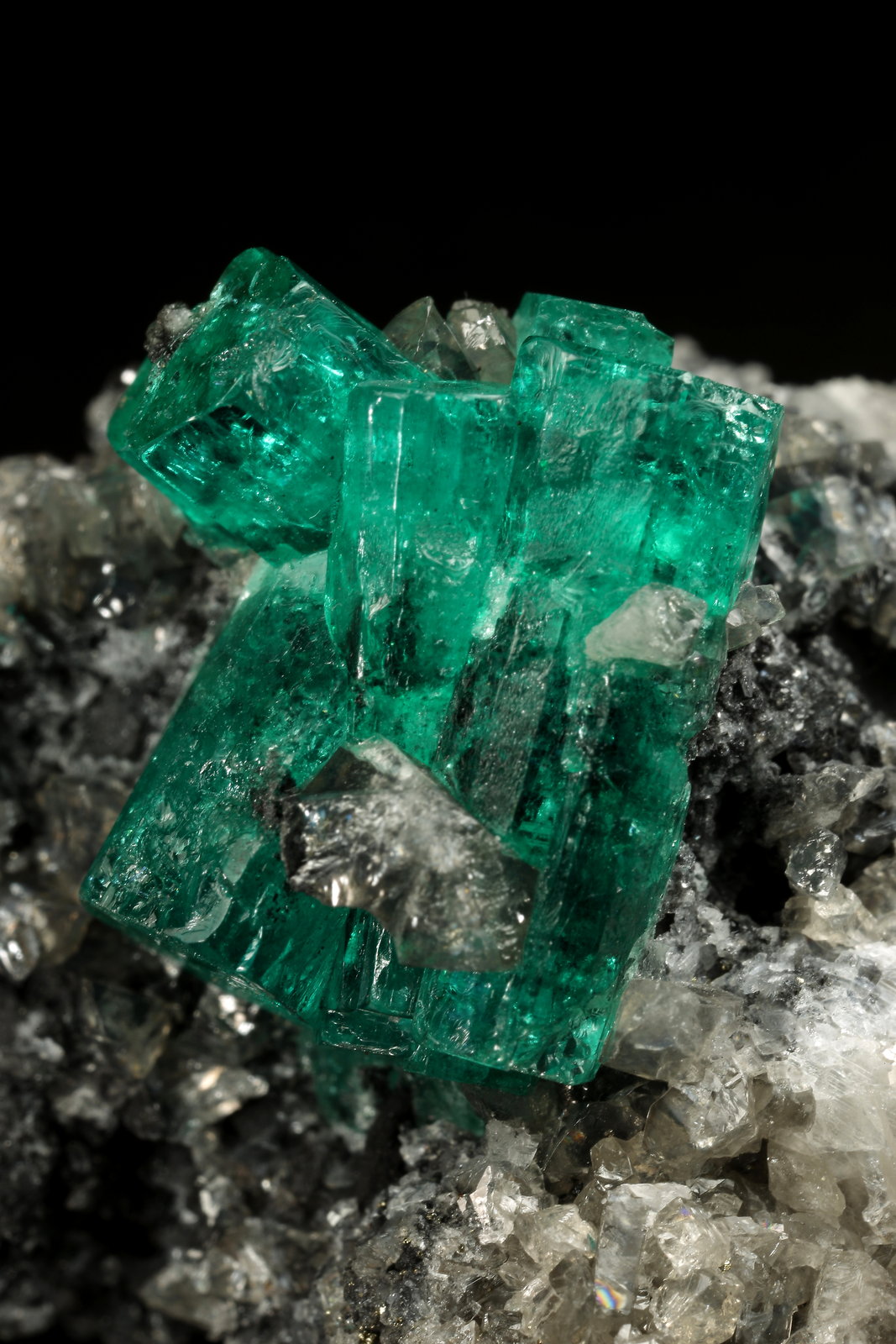 Beryl (variety emerald), Calcite
27x40x31mm, aggregate=15x13mm
(Autor: Fiebre Verde)