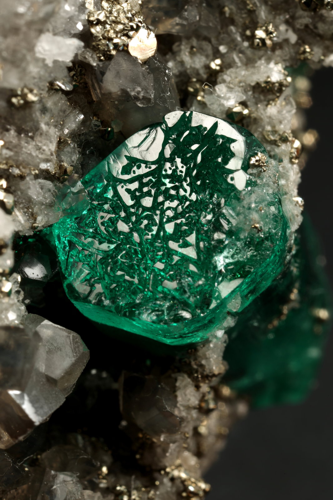 Beryl (variety emerald), Calcite, Pyrite, Albite (variety cleavelandite)
70x46x34mm, main xl=18mm
(Autor: Fiebre Verde)