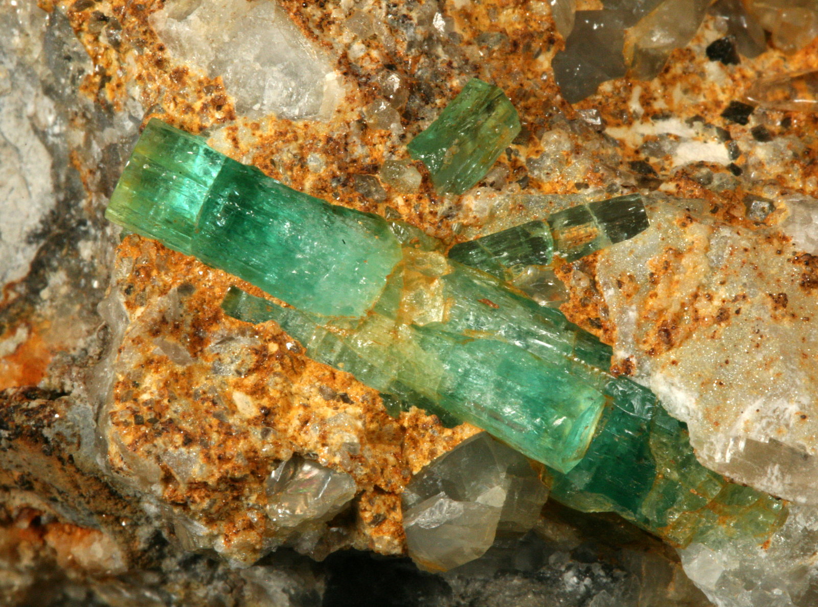 Beryl (variety emerald) with Calcite
Detail
(Autor: Fiebre Verde)