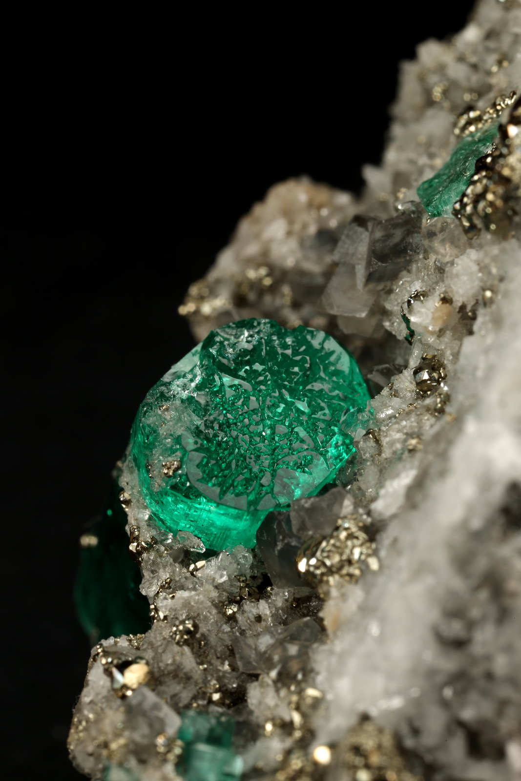 Beryl (variety emerald), Calcite, Pyrite, Albite (variety cleavelandite)
70x46x34mm, main xl=18mm
(Autor: Fiebre Verde)