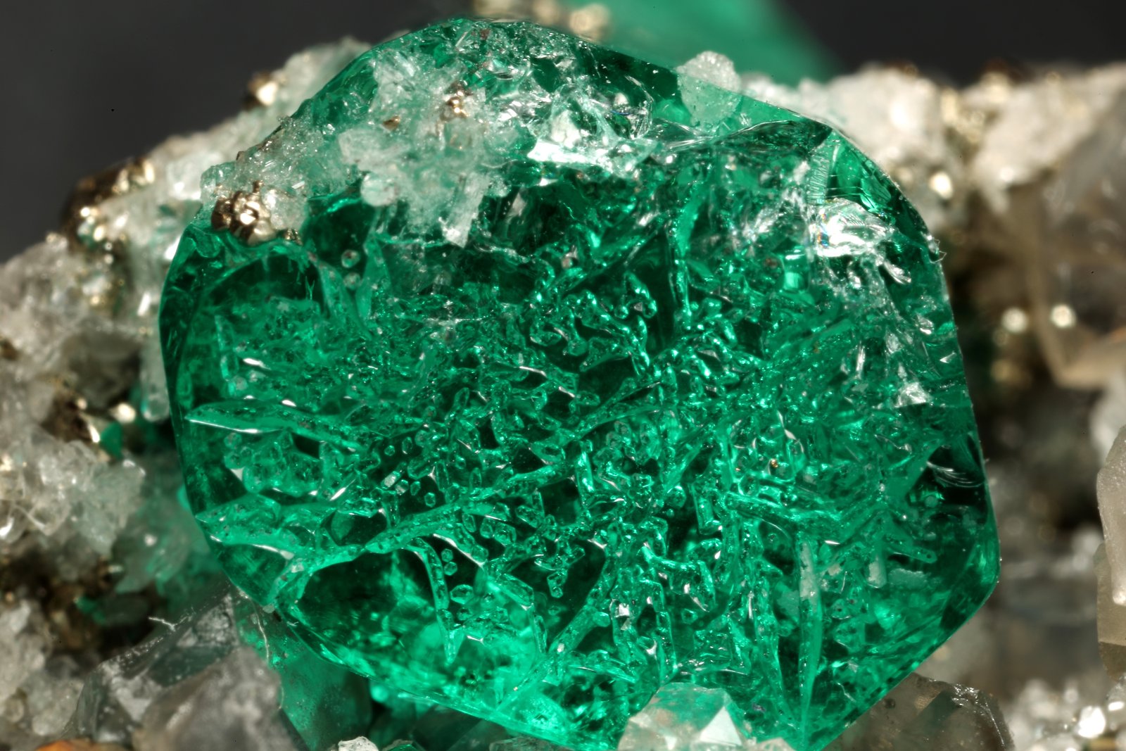 Beryl (variety emerald), Calcite, Pyrite, Albite (variety cleavelandite)
70x46x34mm, main xl=18mm
(Autor: Fiebre Verde)