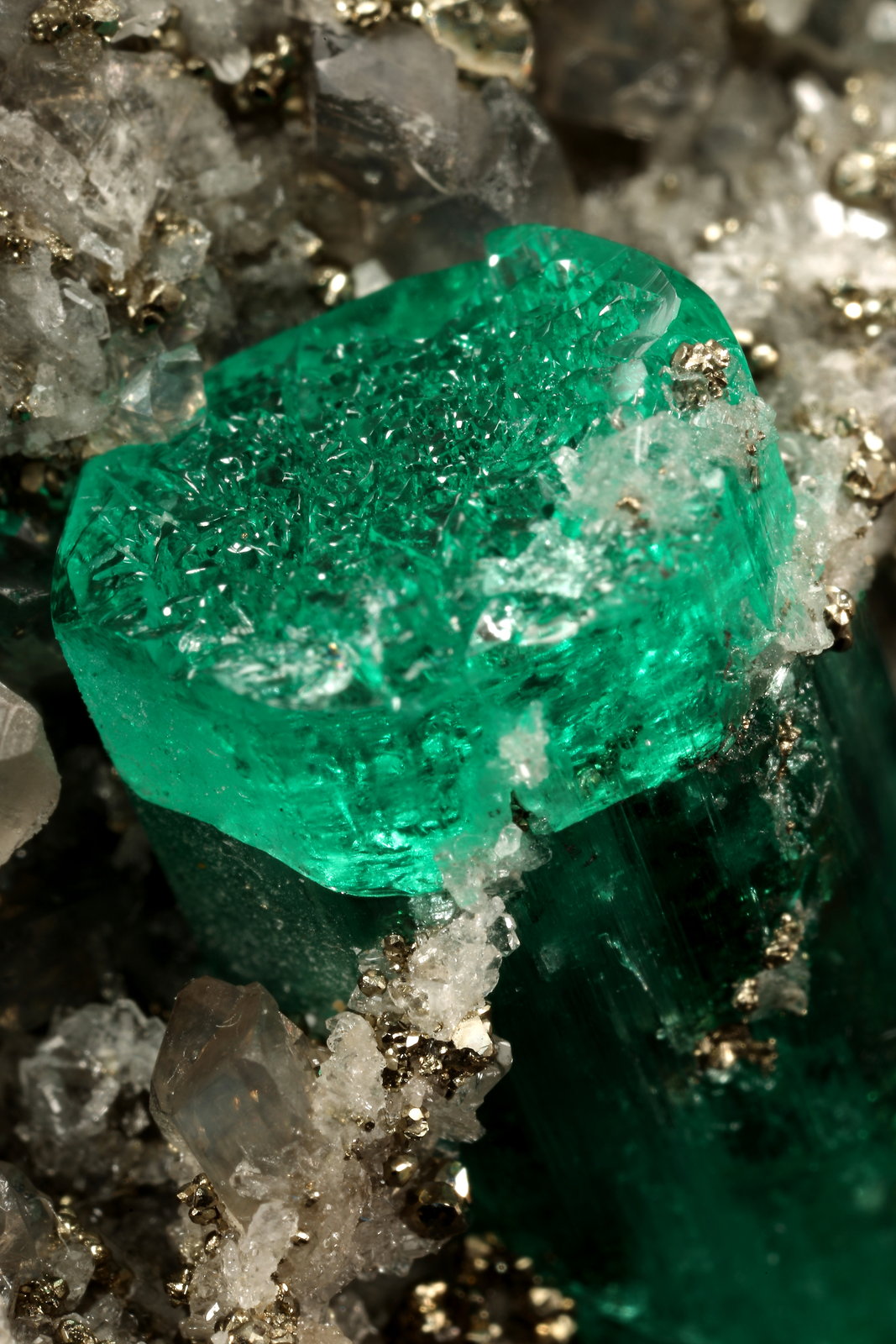 Beryl (variety emerald), Calcite, Pyrite, Albite (variety cleavelandite)
70x46x34mm, main xl=18mm
(Autor: Fiebre Verde)