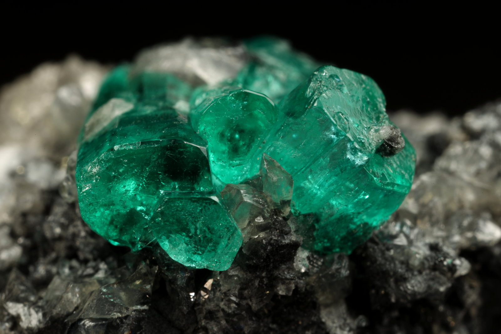Beryl (variety emerald), Calcite
27x40x31mm, aggregate=15x13mm
(Autor: Fiebre Verde)