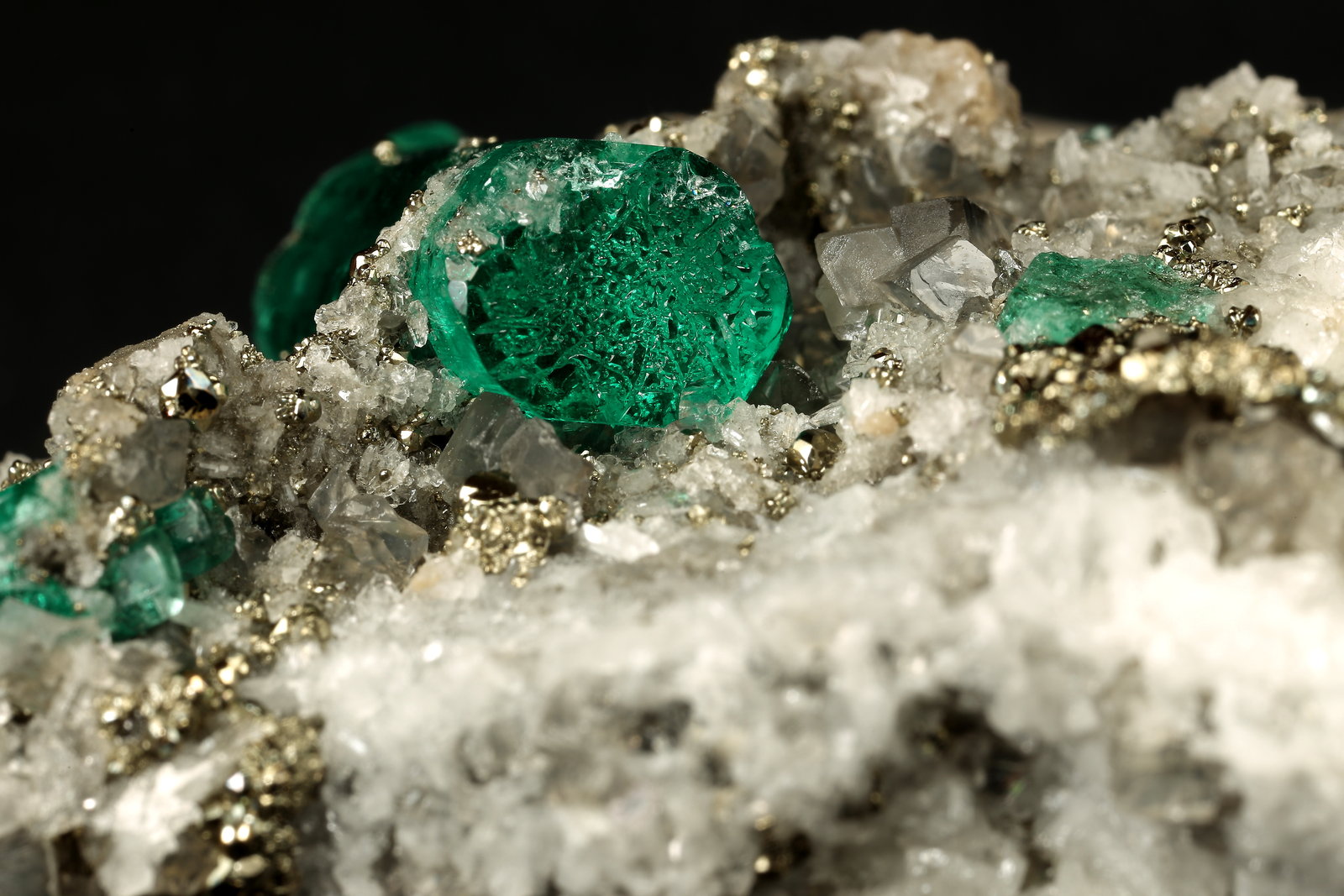 Beryl (variety emerald), Calcite, Pyrite, Albite (variety cleavelandite)
70x46x34mm, main xl=18mm
(Autor: Fiebre Verde)