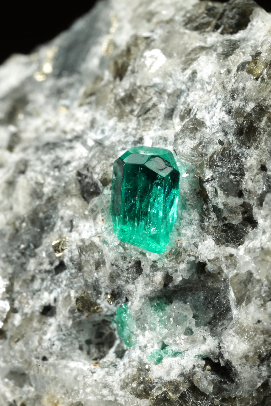 Beryl (variety emerald), Calcite, Pyrite
45x36x29mm, xl=4mm
(Autor: Fiebre Verde)
