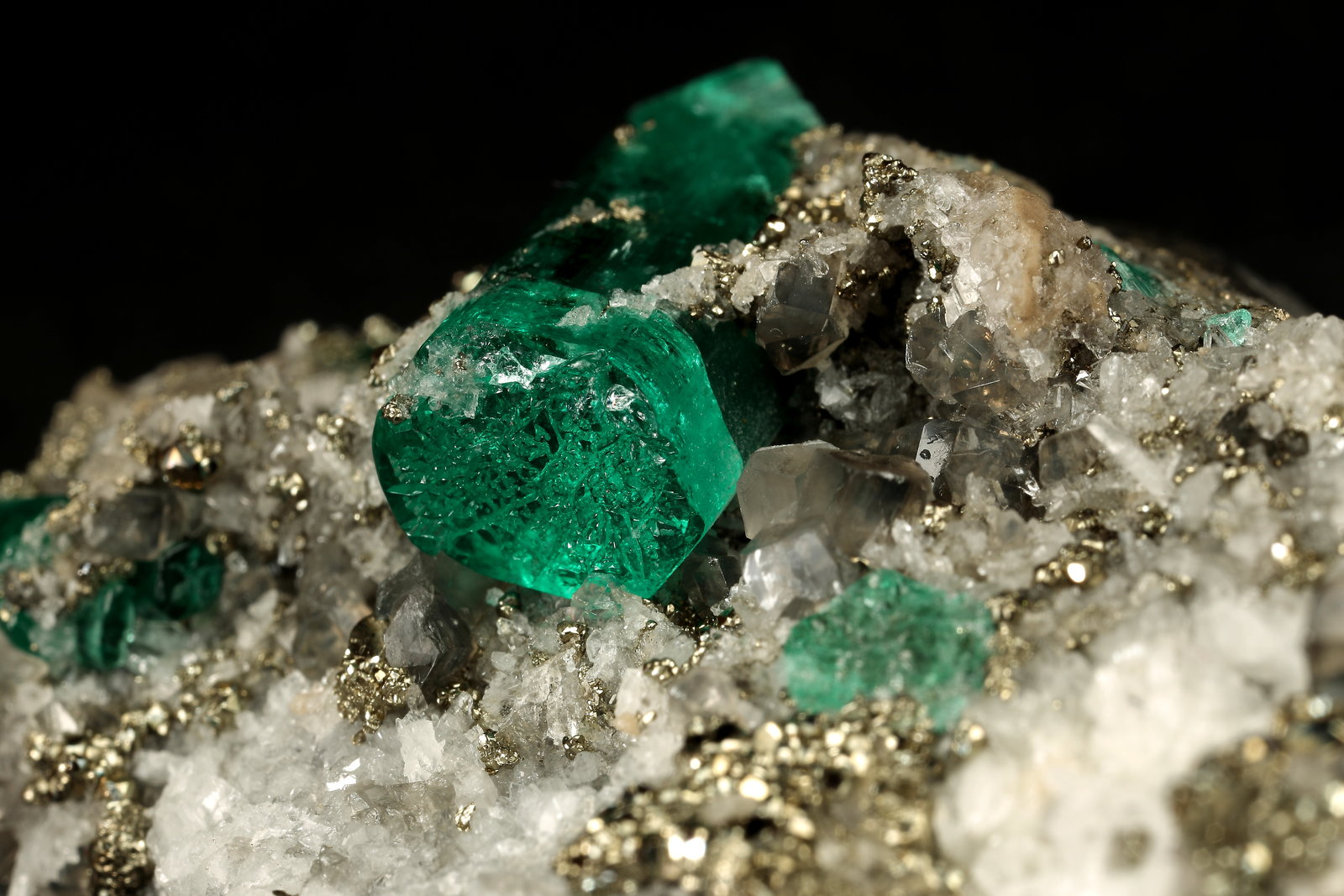 Beryl (variety emerald), Calcite, Pyrite, Albite (variety cleavelandite)
70x46x34mm, main xl=18mm
(Autor: Fiebre Verde)