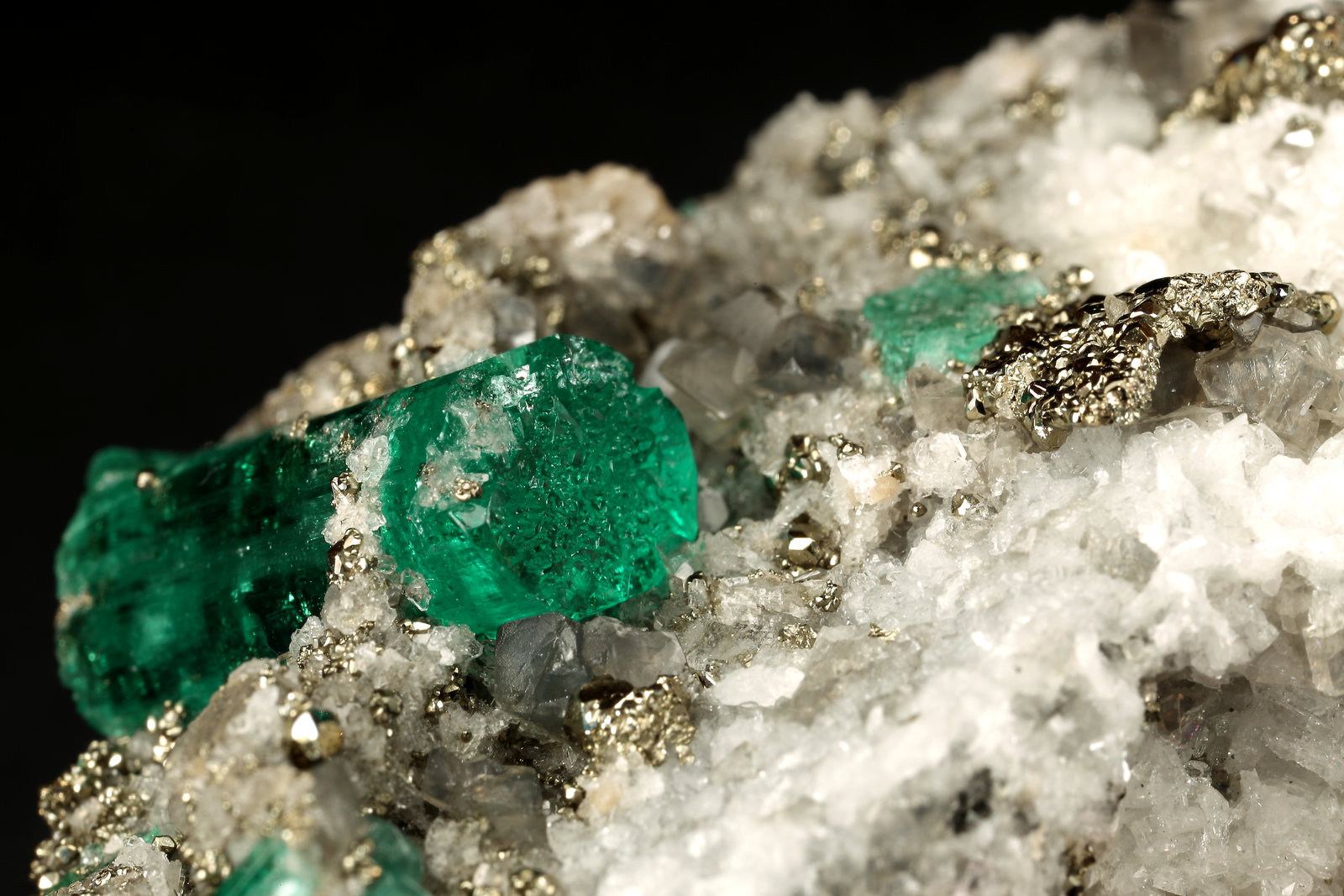 Beryl (variety emerald), Calcite, Pyrite, Albite (variety cleavelandite)
70x46x34mm, main xl=18mm
(Autor: Fiebre Verde)