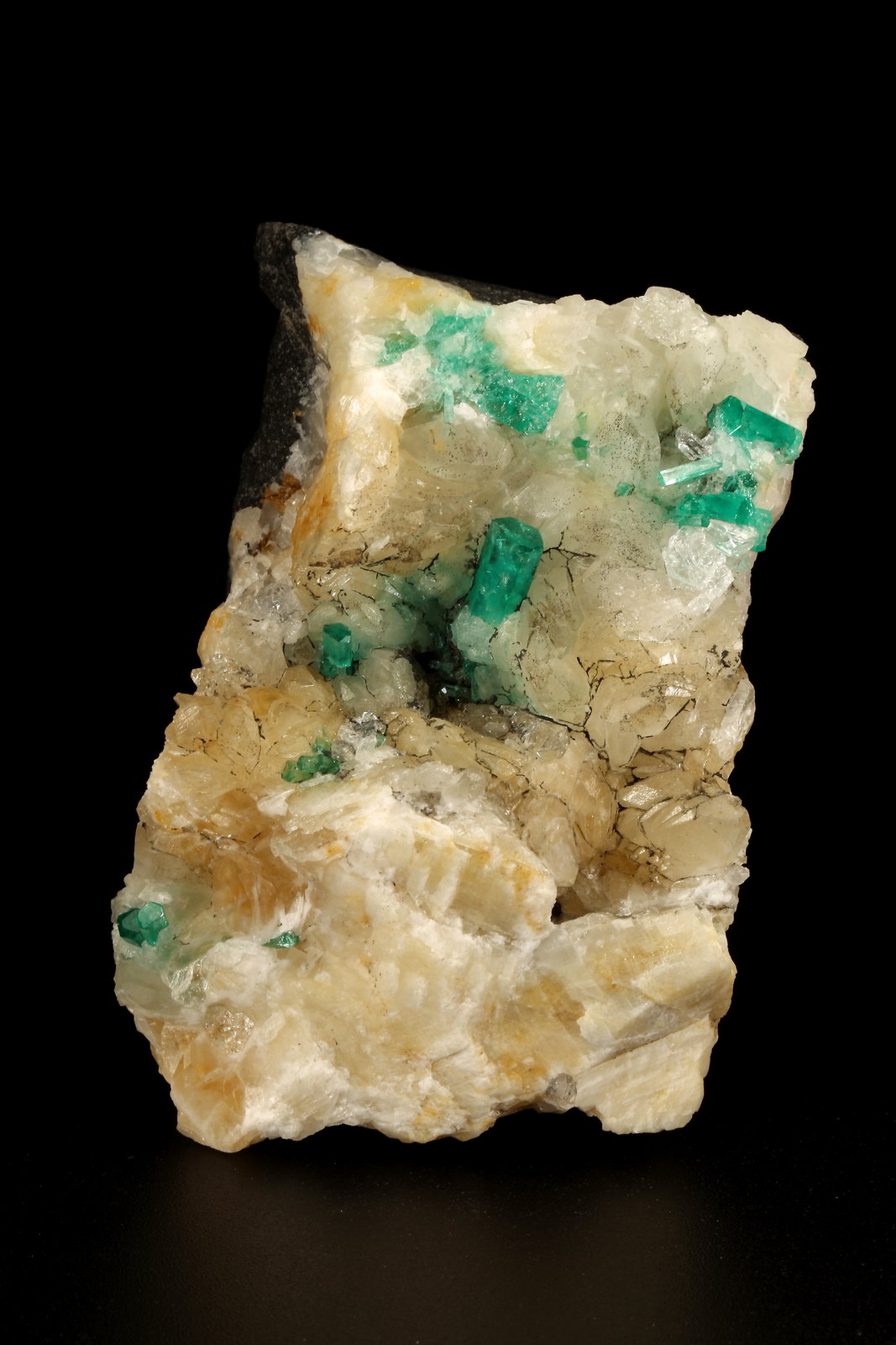 Beryl (variety emerald), Calcite, Quartz, Goethite
49x52x70mm, main xl=7x4mm
(Autor: Fiebre Verde)