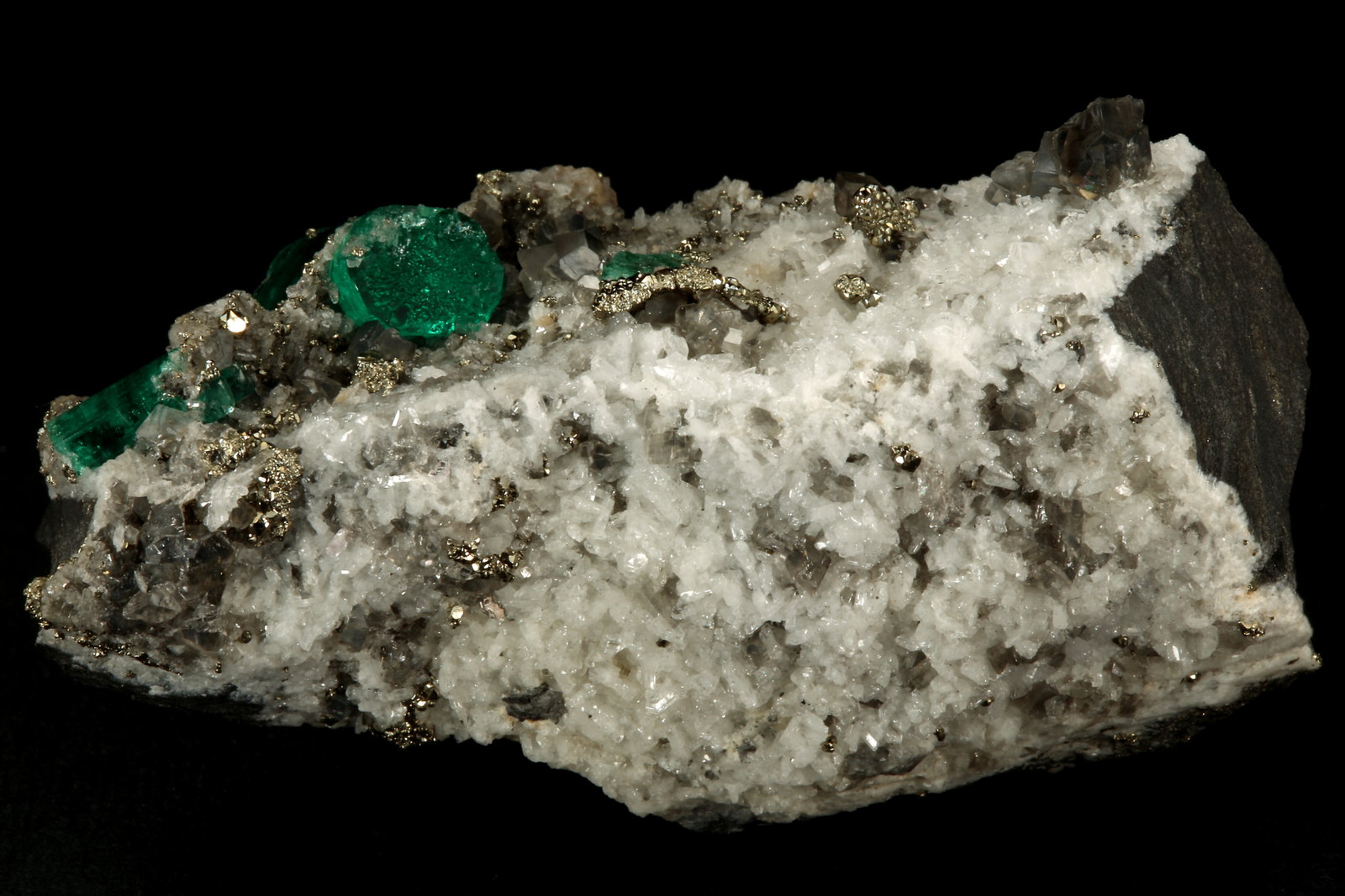 Beryl (variety emerald), Calcite, Pyrite, Albite (variety cleavelandite)
70x46x34mm, main xl=18mm
(Autor: Fiebre Verde)